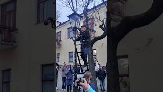 Легендарный фонарщик зажигает первые фонари. Город Брест #фонарщикбрест #брест #весна #беларусь