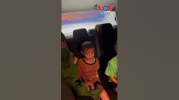Người chiến sĩ Công an cởi áo của mình để người ông lau người cho các cháu bé #vovgiaothong #fm91