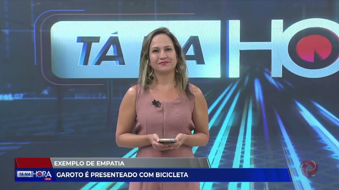 Policial presenteia garoto