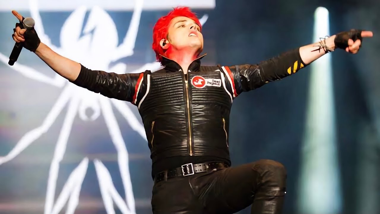 My chemical romance live. My Chemical Romance. Summertime my Chemical Romance. Группа my Chemical Romance солист наши дни. My Chemical Romance 2006 reading Festival.