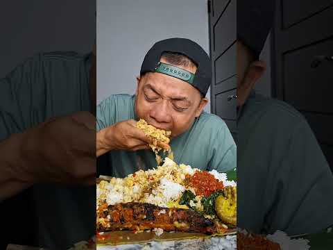Makan Nasi Padang Banyak Banget