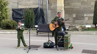 Кисловодск, парк отдыха, уличные музыканты. Расплескалась синева!