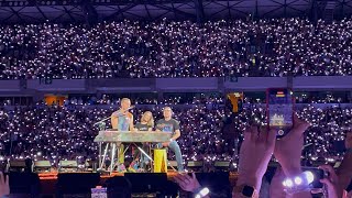 Coldplay - Everglow (live on stage with fans) _ Coimbra, Portugal _ 20-05-2023 Resimi