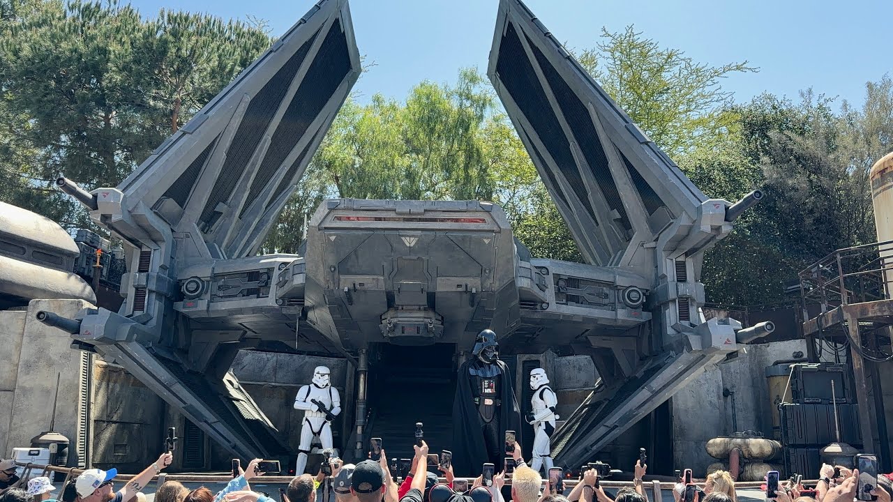 Darth Vader Arrives at Star Wars: Galaxy’s Edge