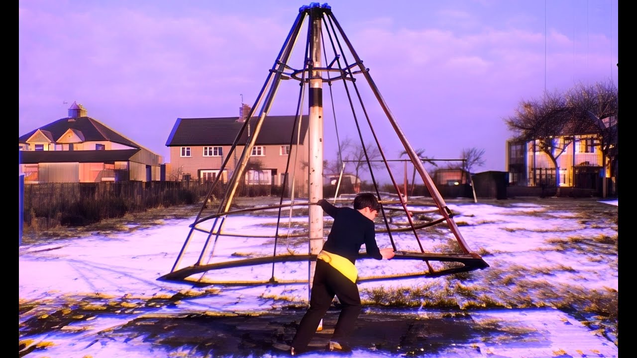 LH4671 Boxing Day in Litherland, 1971