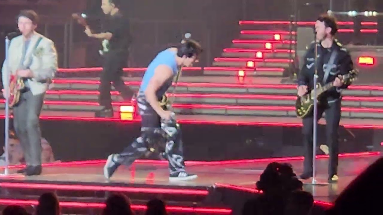 Jonas Brothers What a Man Gotta Do (live)