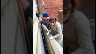 Котёнок упал в щель между домами... Спасение на грани невозможного 😱💔