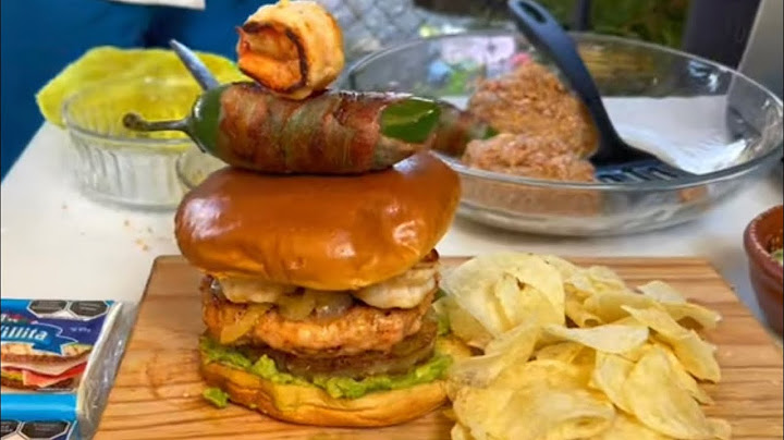 Para estos días lluviosos una hamburguesa de camarón unos ricos buñuelos y un atole de mazapán