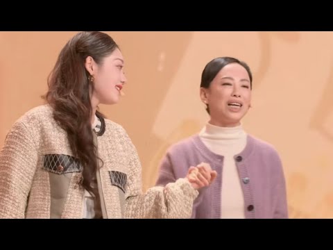 【#希林娜依高&黄绮珊｜#春晚舞台】动情演唱《#是妈妈是女儿》唱哭对方，太感人#央视兔年春晚