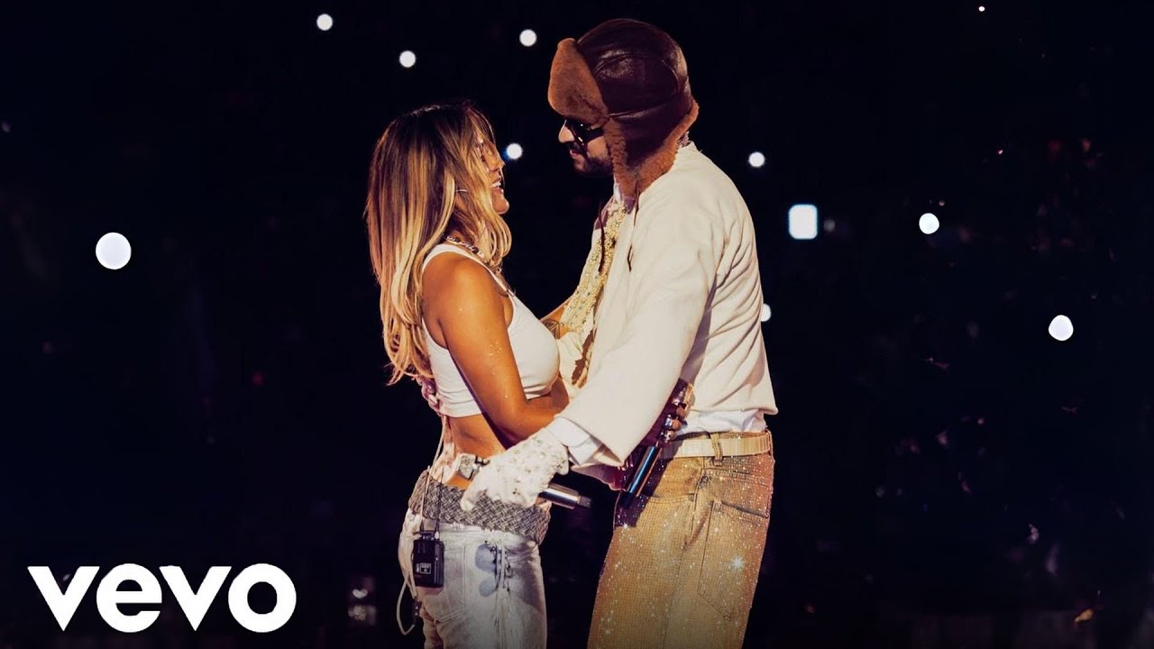 BAD BUNNY, KAROL G - Ahora Me Llama (En Vivo) | Concierto Medellín