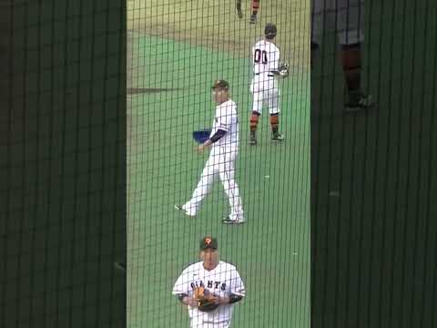 キャッチボール中の浅野翔吾の横を通ってきてビックリする今村信貴　#読売ジャイアンツ