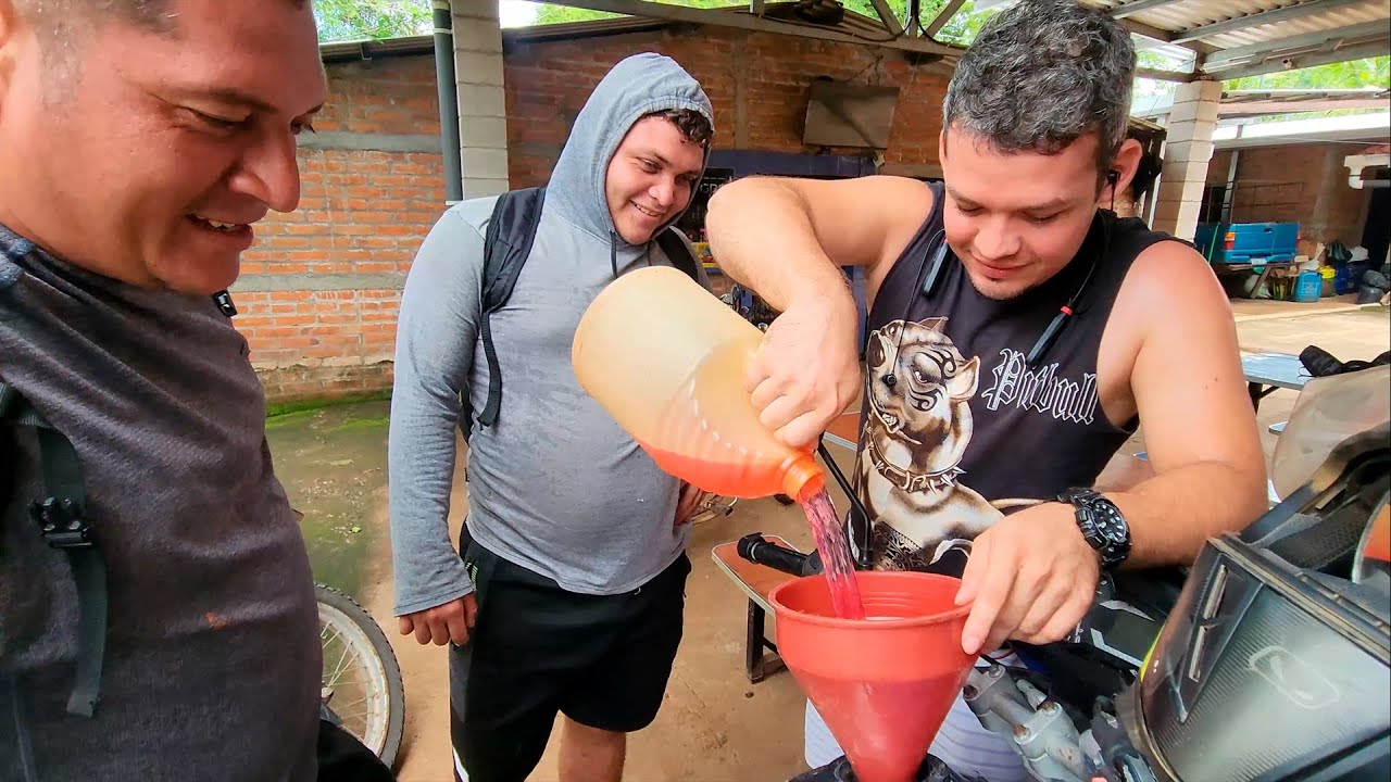 Visitando la Tienda de la NENA 😎 Oluga le pide que le de... 😏