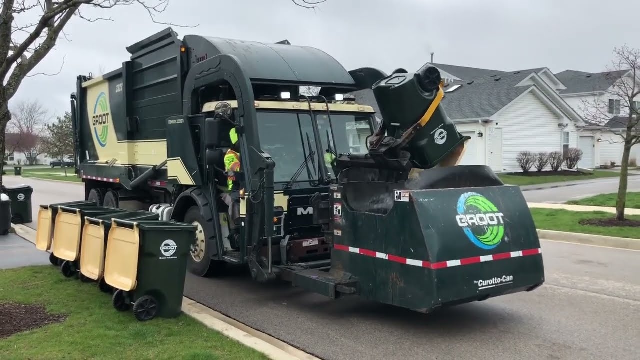 Groot Diesel Mack LR Heil Curotto Garbage Truck on Cart Lines