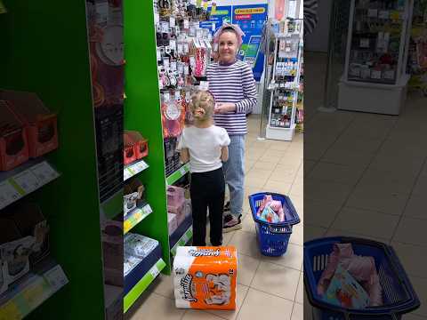 Берём не берём с мамиными подсказками 👍🤣 Оливия взяла всё нужное 🛍️