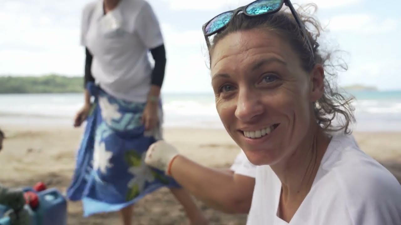 Cette institutrice emmène ses élèves repiquer des coraux