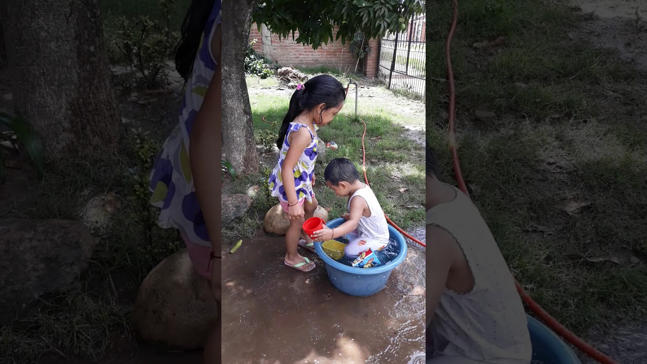 Bañándose En El Patio Mis Traviesos 😊👶👧 Youtube