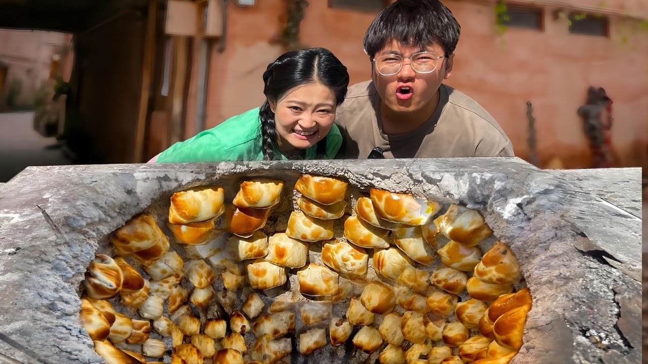 Baked Buns in Xinjiang 中国新疆街头烤包子:根本不敢想象这玩意儿有多好吃!2块5一个,轻轻一咬还爆肉汁!【盗月社 ...