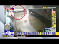 天雨路滑？轎車撞進露營車店 百萬車零件噴散@newsebc