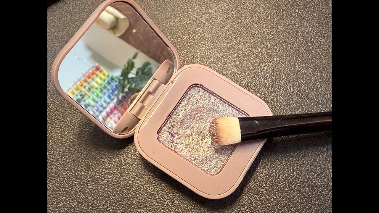 See how the Duochrome Eyeshadow color changes