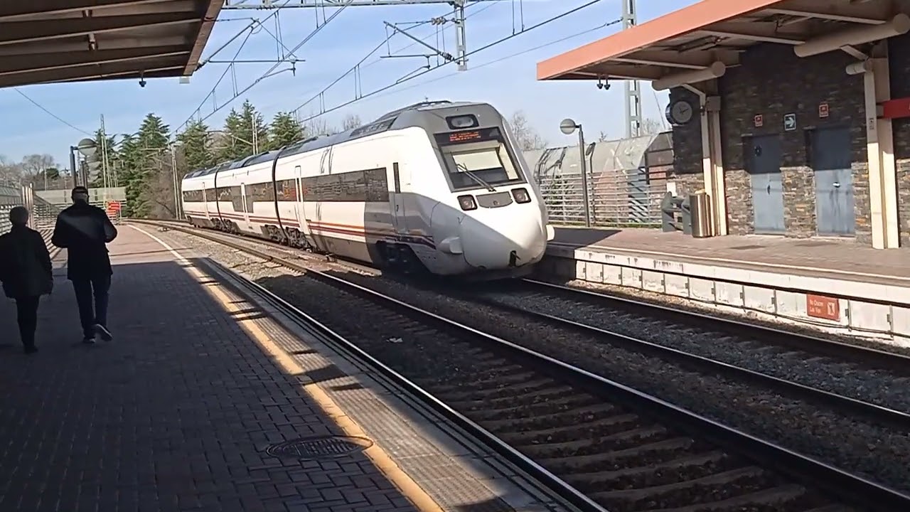 Renfe-Media Distancia UT-599 de tres coches destino Salamanca cruzando la estación de Aravaca.