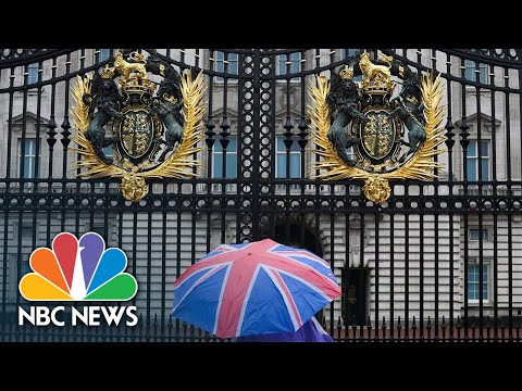 LIVE: Scenes Of Mourning After Queen Elizabeth II Dies | NBC News
