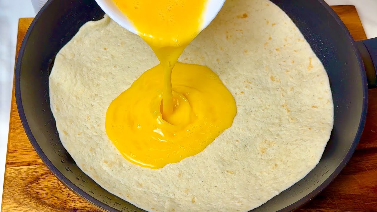 Просто вылейте 2 Яйца на лаваш и результат будет потрясающий! Вкуснее, чем пицца!