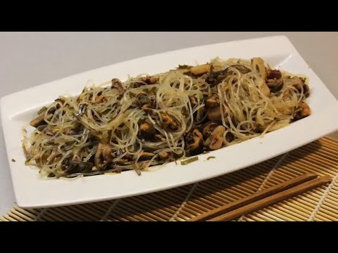 Салат из фунчозы с морепродуктами и морской капустой. Очень быстро .вкусно и полезно.