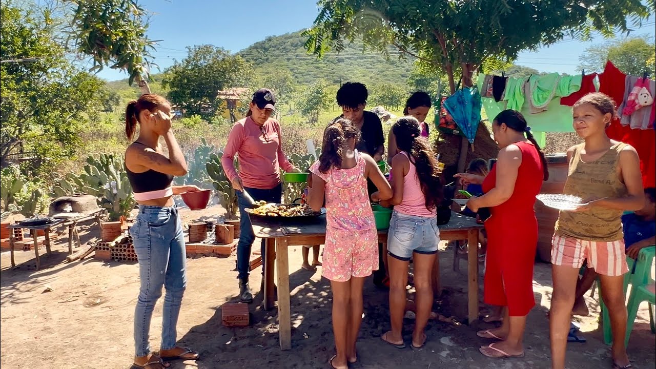 ALMOÇO NA ROÇA E CONSTRUINDO UM FOGÃO A LENHA RÚSTICO PARA 