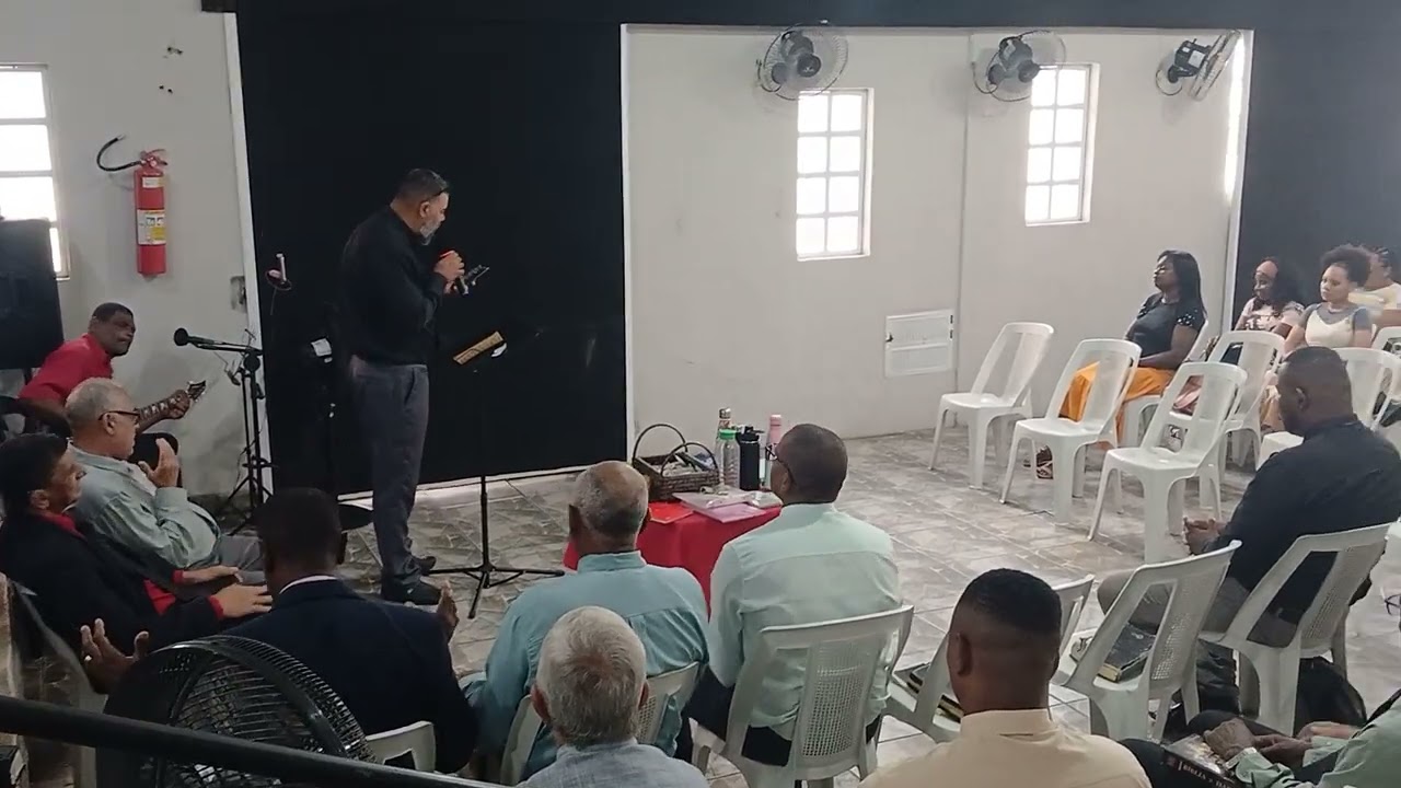 Diácono Rodrigo na abertura do culto dos varões. 