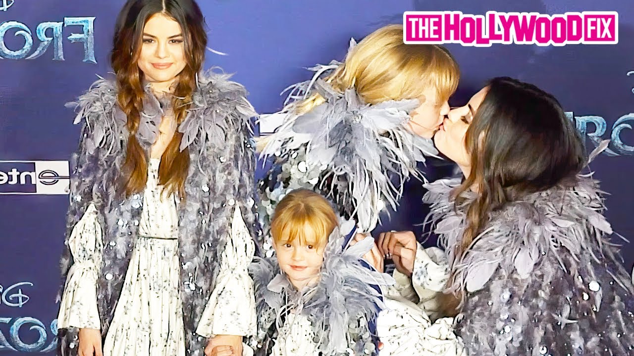 Selena Gomez Kisses Her Little Sister Gracie Teefey On The Red Carpet At The 'Frozen 2' Premiere