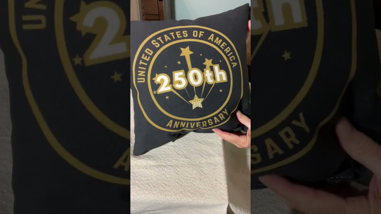 Black outdoor pillow unpacking - GOLD design