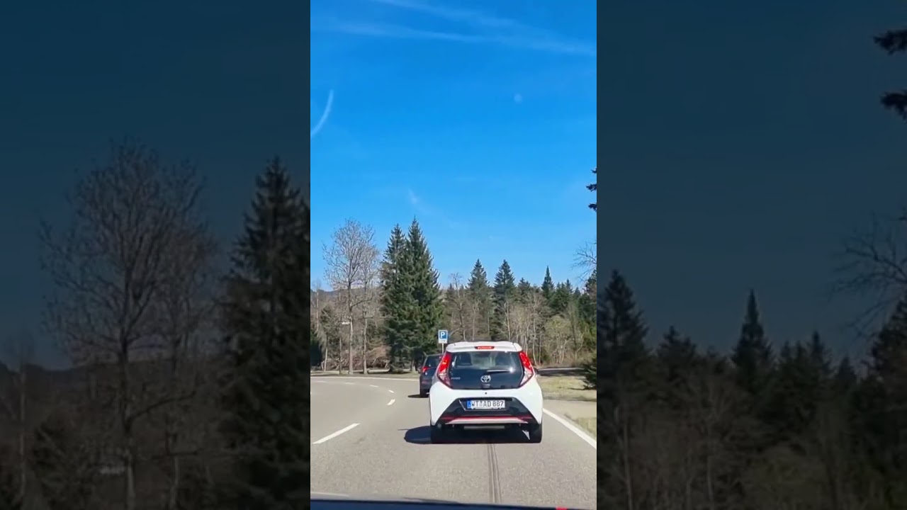 Von der Landstraße in die Ruhe  - Parkplatz unter blauem Himmel