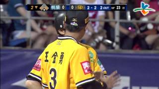 20130914 CPBL 猿vs象 2下 黃仕豪盜二壘+對手失誤 一口氣上三壘 本季第7盜 場邊浩子阿翔跳的比誰都賣力
