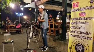 Lagi viral., Pengamen jogja dengan lagu ADEK BERJILBAB BIRU.