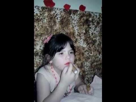 Julinha passando Batom vermelho sozinha