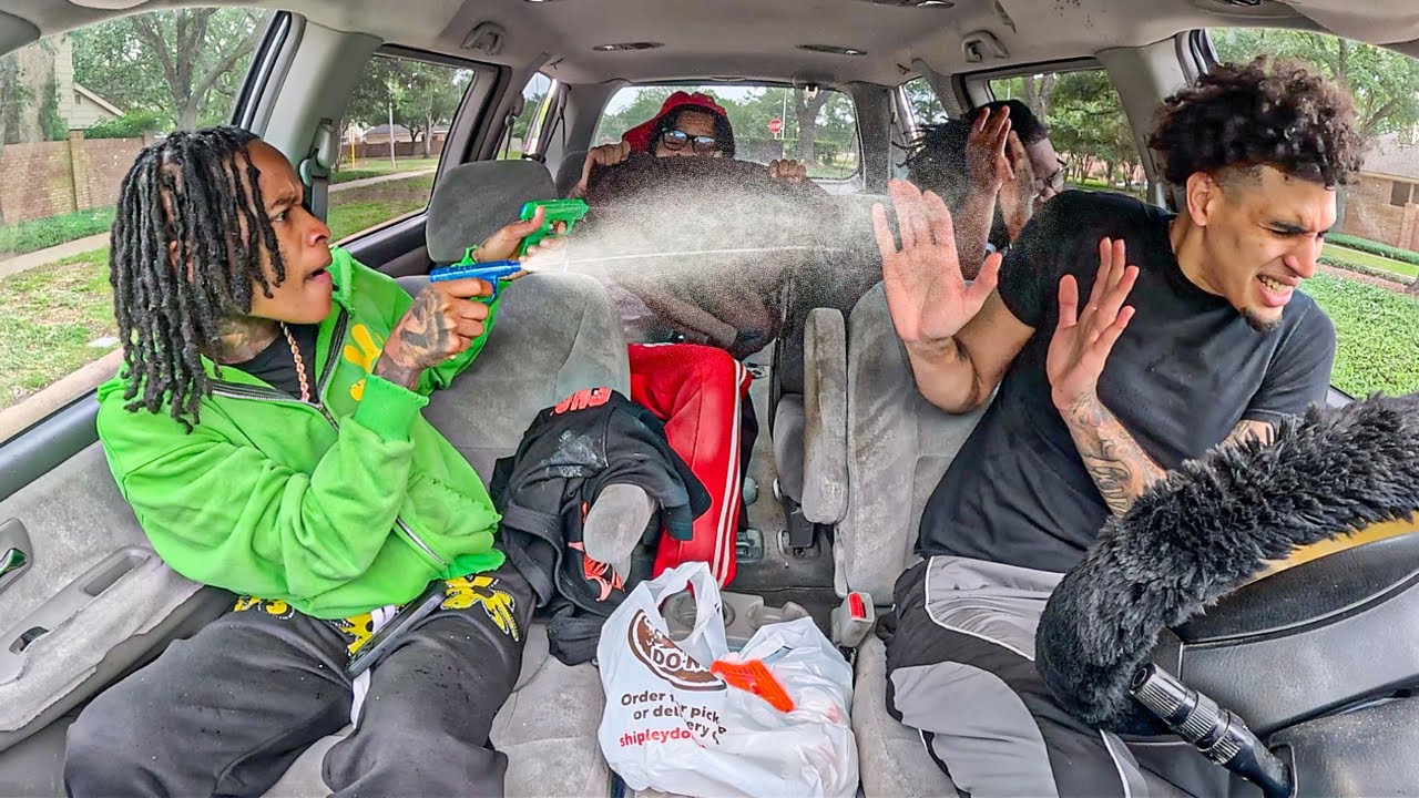 Расстреливаем банду из водяных пистолетов🔫 во время поездки на машине..