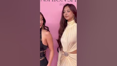 TWICE NAYEON, MOMO, JIHYO, TZUYU at the Victoria