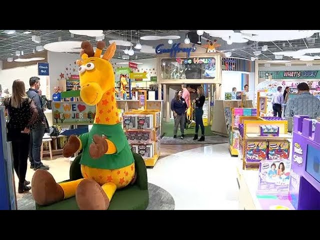 Look Inside The First New Toys R Us In New Jersey Mall Youtube - escape from toysrus 15k visits roblox