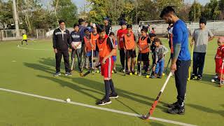 Indian hockey team skipper Manpreet is giving hockey tips to  players of Surjit Hockey academy. screenshot 3