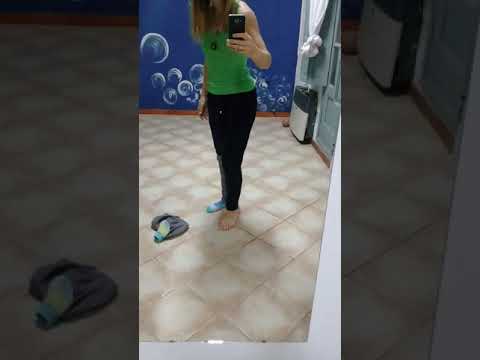 video editing software free Masaje en los pies con una pelota de tenis.