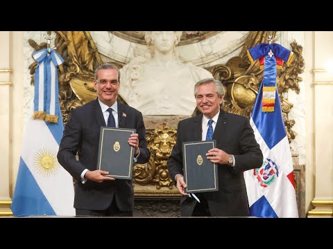 El presidente y Luis Abinader Corona firmaron acuerdos para el desarrollo hidrocarburífero
