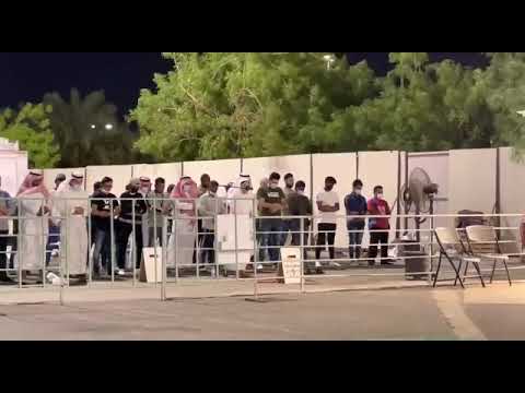 طفل صغير صوته رائع جد ا يؤم المصلين في حديقة عامة بالسعودية