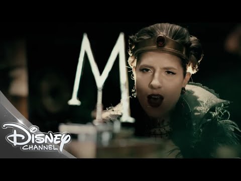 Video: Eiza Gonzalez Rockte Den Roten Teppich In Einem Druck Mit Einer Unserer Lieblingsfiguren Von Disney