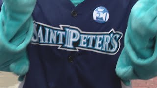 Saint Peter's Peacocks cheerleaders arrive in Indy ahead of NCAA tourney game