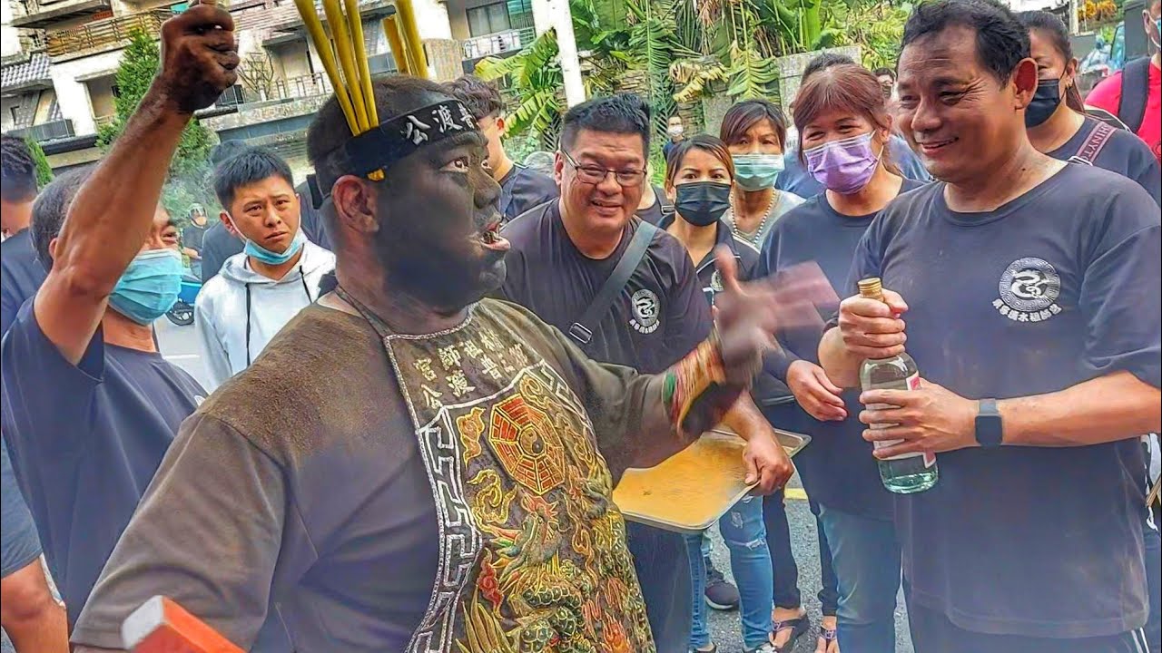 準備開喝!發現拿錯酒~普渡三公生氣了☆一眼都沒看竟然知道拿錯年份~普渡三公～真厲害！