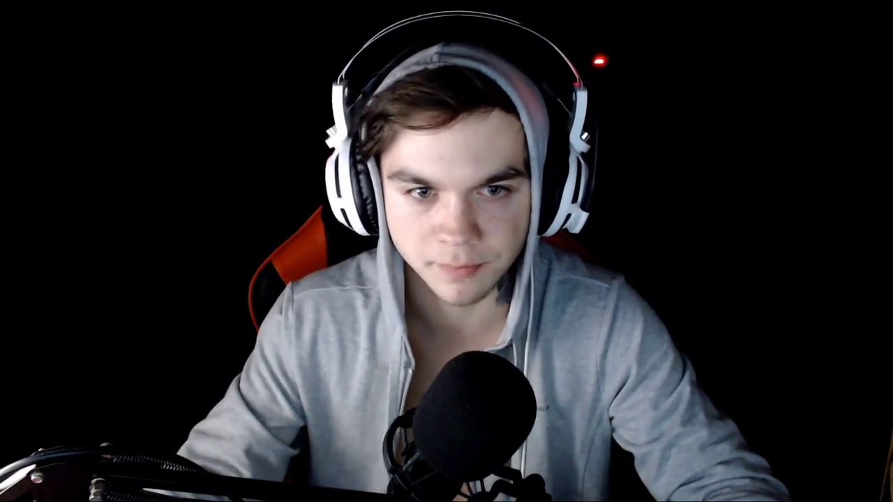 Девушка артема чернеца