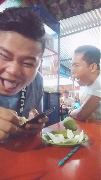 Prank makan mangga muda tanpa ekspresi
