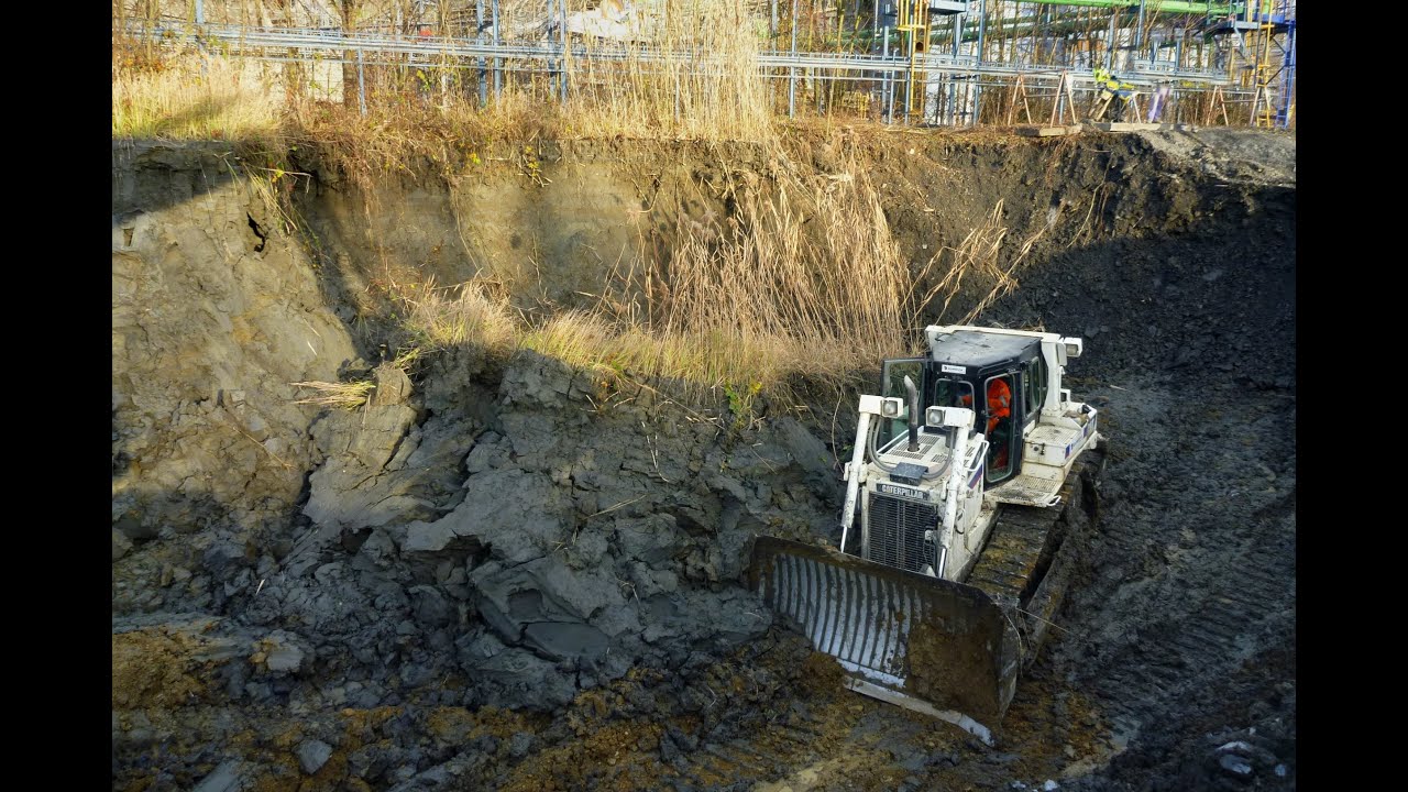 Dozer CAT D6T pushing mud - YouTube