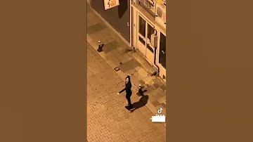 بنت ترقص في شوارع صربيا بشكل غريب 