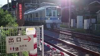 箱根登山鉄道 入生田駅 構内踏切 小田急1000形1064編成 小田原行き箱根登山電車 到着